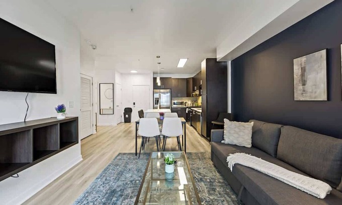 Cherry Apartment | Near Queens Campus | Pool,Gym,W/D,Balcony,Parking