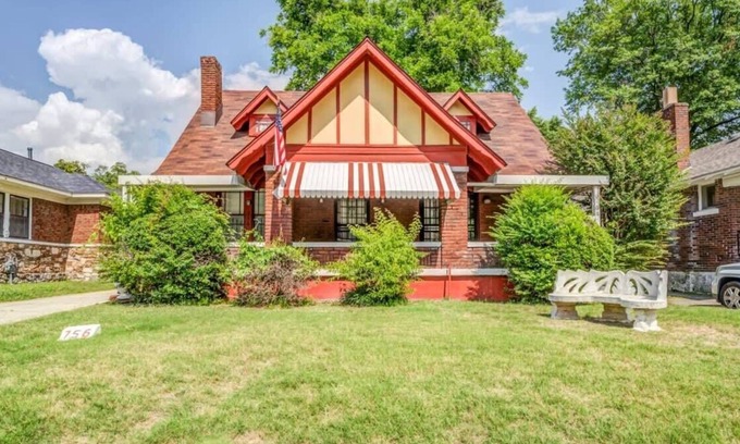 Vollintine-Evergreen Apartment | Near Shopping & Dining- Magic in Midtown- Unit A