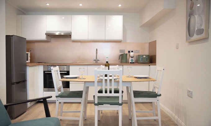 Hele Cottage | Near Shops, 5 Mins Walk to Beach, 10 Minutes Walk to Harbour