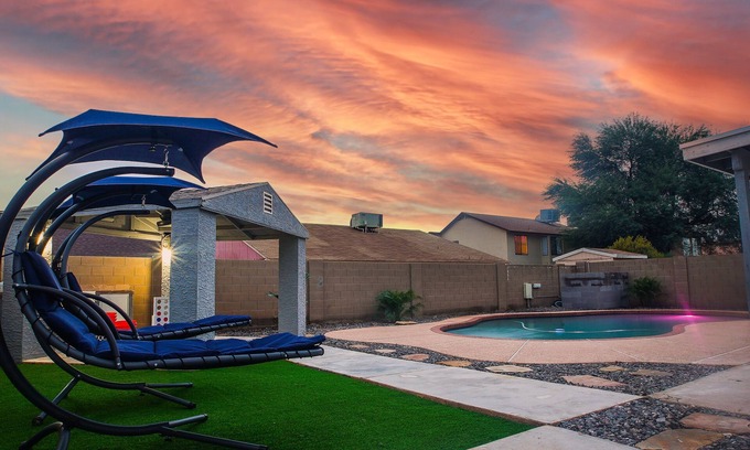 Maryvale House | Near Stadiums, Sleeps 10 and Pet Friendly Too!