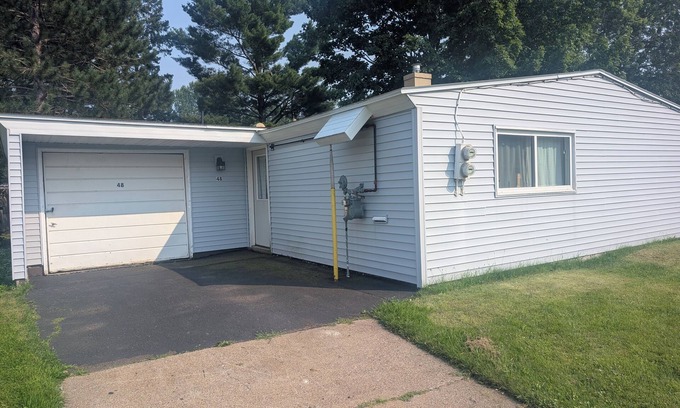 White Pine House | Near the park! 3-bedroom house with wifi and AC