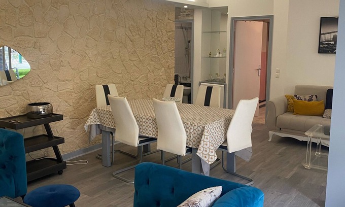 Auteuil Apartment | Near the Seine and Eiffel Tower