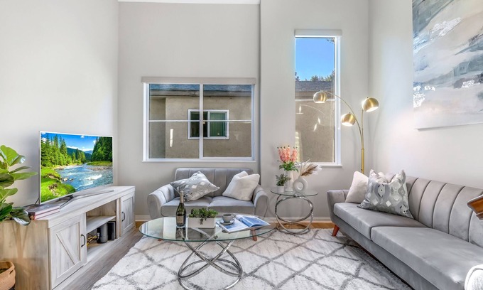 Santa Ana Heights Condo | Nearby Disney Park & EXPO-3 / 3B3B in Gateway City
