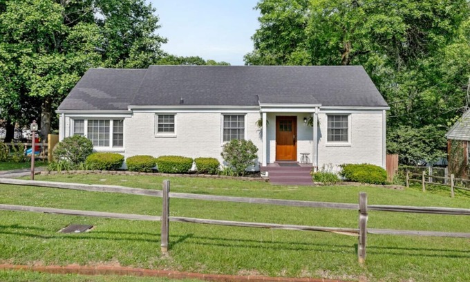 Inglewood House | Neighborhood Retreat - Large Yard, Family, Fire Pit - Recently Re-opened