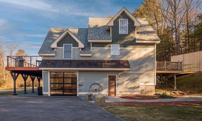Jaffrey House | Nestled on the edge of the woods near Mount Monadnock