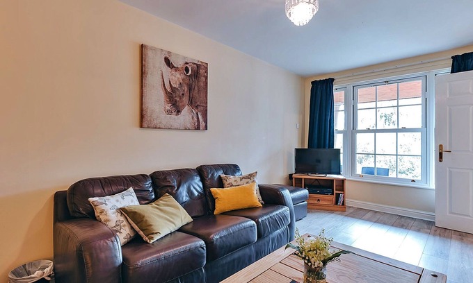 Eaton Mascott House | Netley Hall - Peach Tree by Interhome