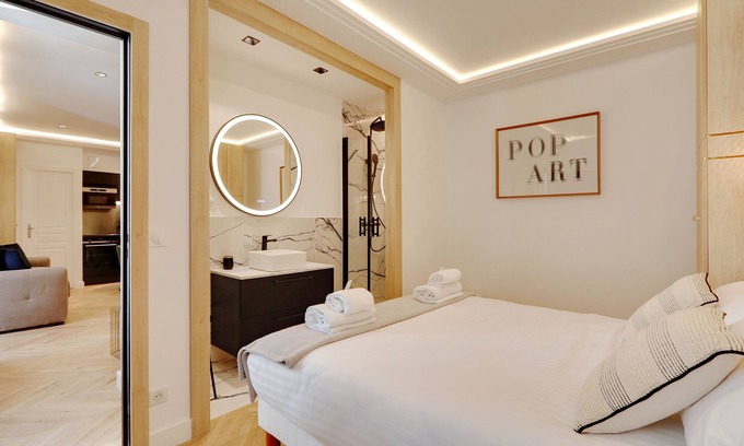 Quartier de la Porte-Saint-Denis Apartment | NEW Éclat du Faubourg 2 CH Luxe
