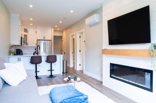 Harrison Hot Springs House | New 1 Bed Condo with Mtn Views