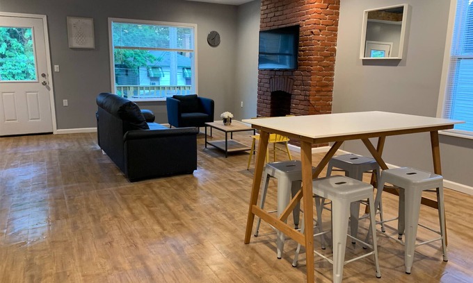 Pittsburgh House | New 2 Bed 2Bath Spacious Apartment w/Deck & Parking
