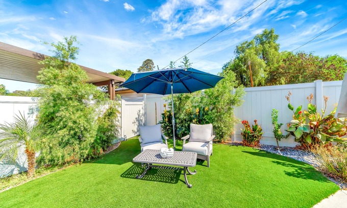 Woodland Hills House | New! 2 King-Suites w/backyard by Topanga Mall close to LA's Tourist's Sites