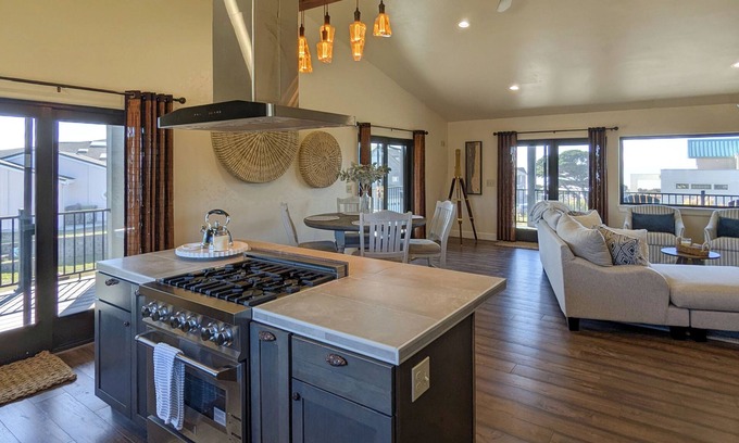 Bandon House | New 2025 "The Salty Sand Dollar"- Amazing Ocean Views & Beach Access