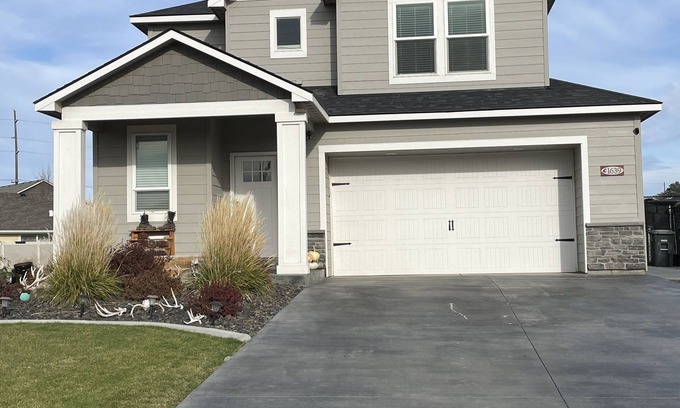 Moses Lake House | New, 3 Bedroom Home Centrally Located in Moses Lake with Room for all Your Toys!