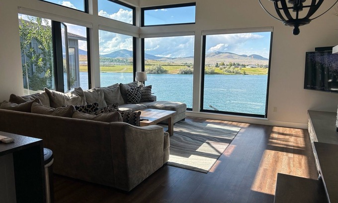 Polson Condo | New! 3-bedroom lake-front condo on Flathead Lake
