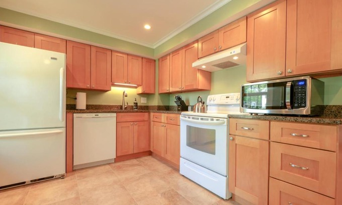 Potomac Falls House | NEW! 3-story Townhome - Private, Self checkin, Quiet.