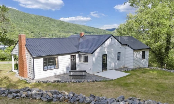 Roanoke House | NEW 3BR Seconds to Blue Ridge Parkway-Cozy & Comfy