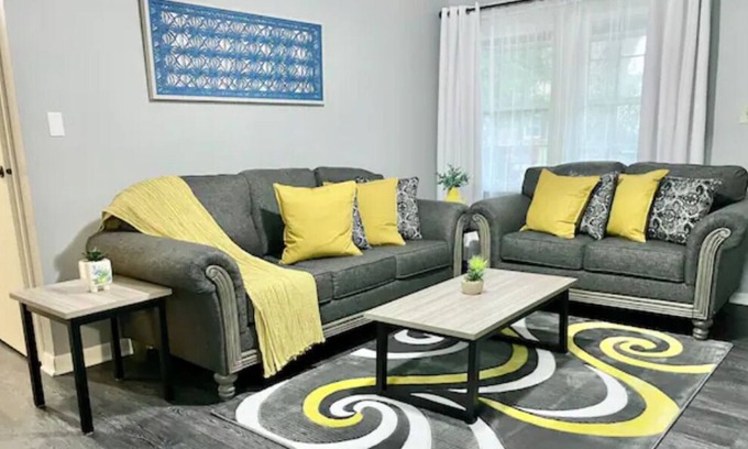 Acton House | *New* 4 Bedrooms, 10 min to Downtown, Sleeps 10!