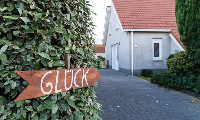 Scharendijke House | NEW: 400m² garden, sauna, Zeeland (Renesse), sea, North Sea dog WiFi