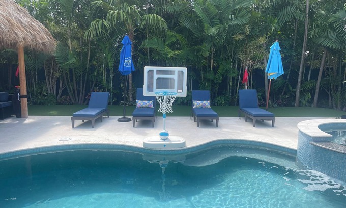 Midtown House | New 4BR/4BA Sleeps 12+ minutes to Beach & Duval St. Private backyard pool oasis