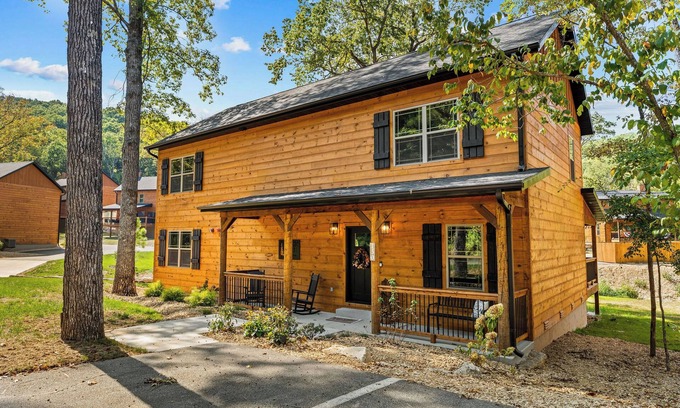 Branson Cabin | New 5 bdrm Condo. Discounts for teachers, 1st responders, pastors, & military.