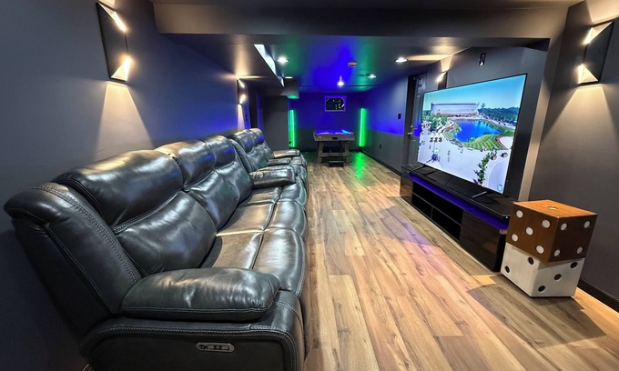 Williamstown House | NEW 5 Bed Home with Game Room, Theater Room, Fire Pit, ONLY 3 Mins from the ARK!