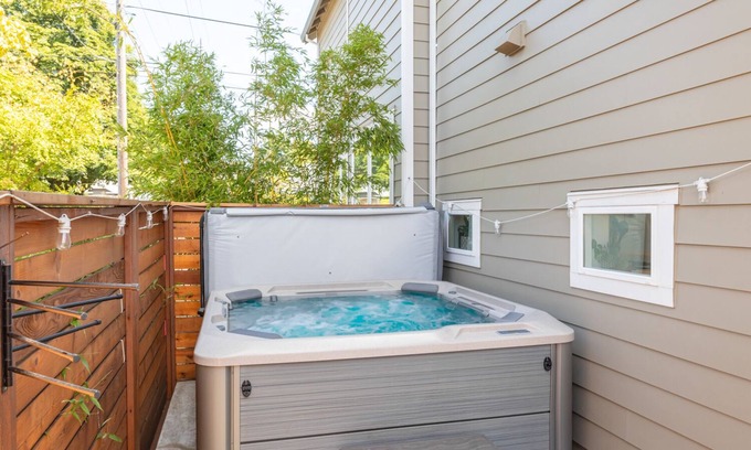 Alberta House | New alberta arts home with all amenities in ideal location, great for families!