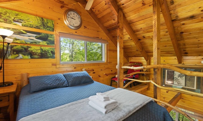 Campton Cabin | New, Artisan Style, Cozy, Secluded, 2-BR, Sauna, Hot Tub, Wi-Fi