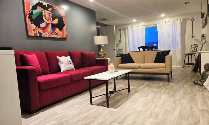 Scranton Apartment | NEW ! " Autumn Nights " 2 bed spacious retro flow with fire place -min from DT