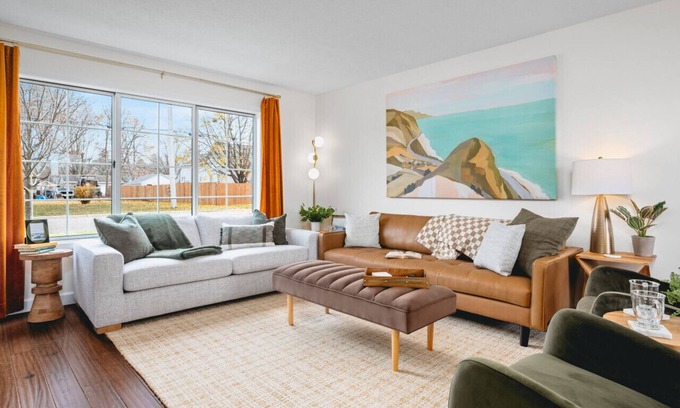 Traverse City Villa | NEW Barlow by the Bay 3BD Townhome Beaches Wineries