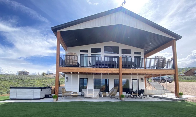 Sweetwater House | New Bear Lake home on golf course, includes private hot tub! IDEAL BEACH ACCESS