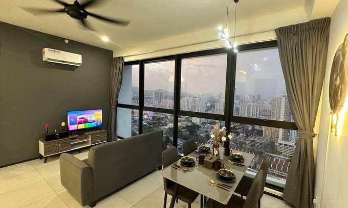 George Town Apartment | New Brand KTV SET, Netflix, 3 Queen Bed High Floor