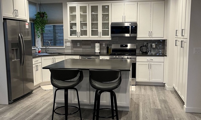 Ballard House | New centrally located townhouse with rooftop deck. Walk to restaurants and shops