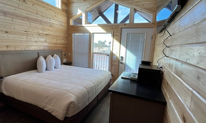 Valle Cabin | New Chalet! Closest to South Rim (20 Min), King + Loft. No Kitchen