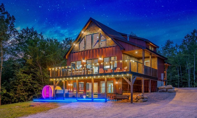 Bethel Ski Chalet | NEW Chalet: MtnViews-Hottub-Sauna-Firepit-GameRm-Playground-DogsOK