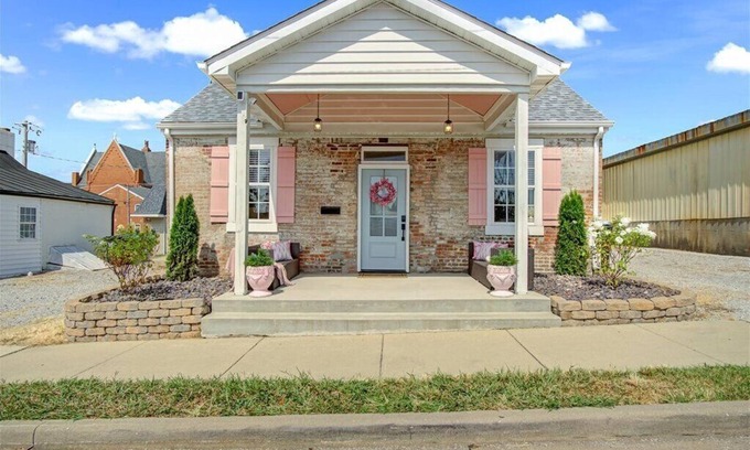 Waterloo Cottage | New Charming 2-bedroom cottage with Patio in Waterloo