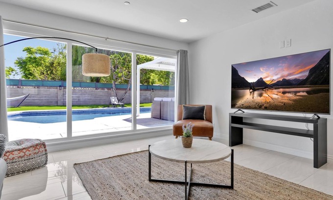 Southwest Anaheim House | New Cheerful Stylish Villa - Pool, Spa, Mini Golf, Fire pit, Walk to Disneyland