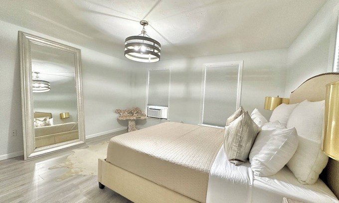 Marlborough House | NEW Chic Home Close to Boston - WASHER DRYER & Parking