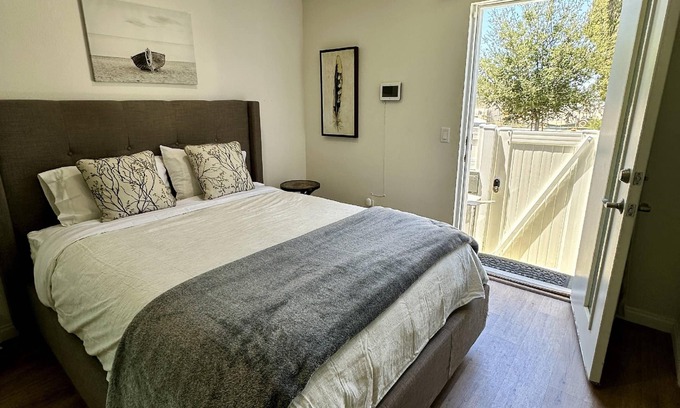 Valley Glen Apartment | New! Coldwater Modern Studio Guest House