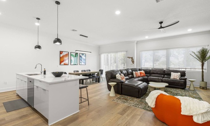 Tampa House | NEW! Columbus Cove | Luxury Furniture | 85` TV | Game Room | NFL Package