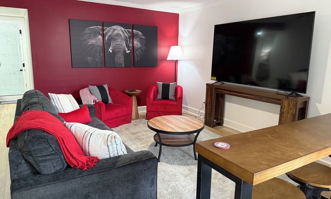 Tuscaloosa Condo | NEW condo- 1.5mi walk to Bryant-Denny! Cozy 2/2 perfect for Gameday weekends!