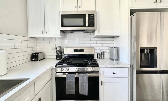 Park Mesa Heights Cottage | New Construction fully furnished cottage home in Central LA, near SoFi Stadium.