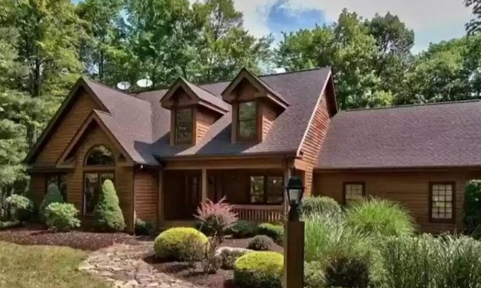 Lake Harmony Ski Chalet | NEW Contemporary Chalet 5 Bed/3 Bath in Split Rock