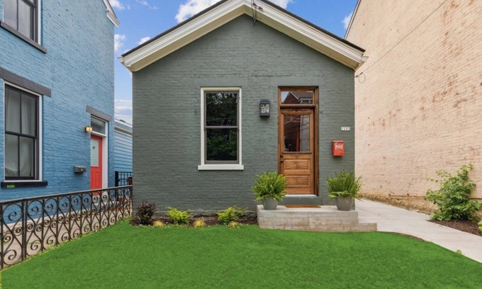 Covington House | NEW! Covington Cottage – Historic Home w/Hot Tub, Walk to Bars & Restaurants