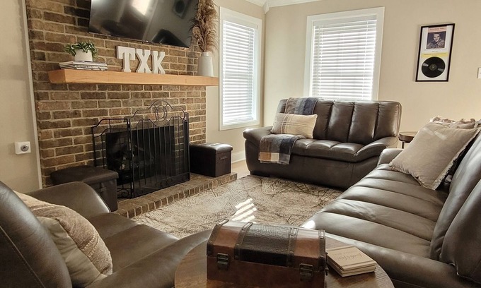 Texarkana House | NEW Cozy 3BR Retreat + 2-Car Garage in Historic Texarkana