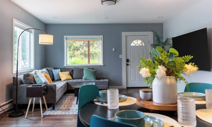 Madison Park Apartment | NEW Cozy Unit w/Porch near Arboretum and Transit