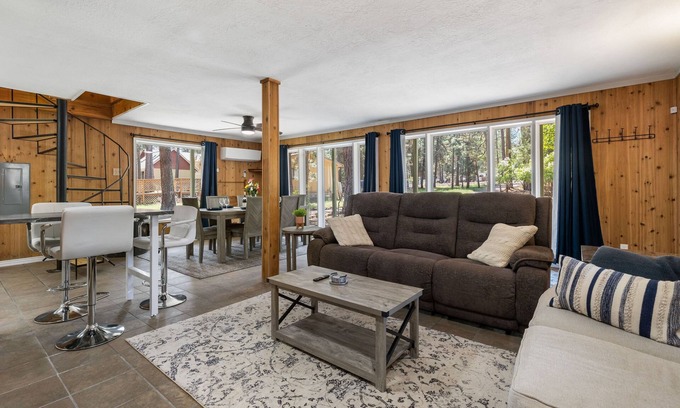Bend Cabin | *New* Deschutes Riverwoods Retreat