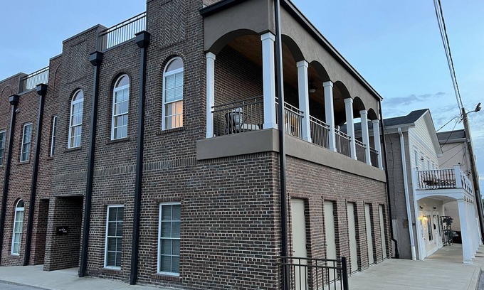 Elizabethtown House | New Downtown Luxury Townhouse in Bourbon Country
