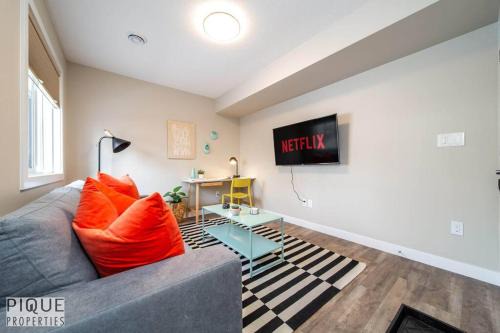 Old Strathcona Apartment | NEW, Euro-Style Suite, Whyte Avenue, AC, Netflix, Sleeps 6!