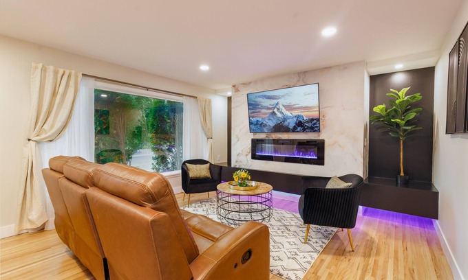 Great Falls House | NEW Family friendly Chic Home in Skyline Area