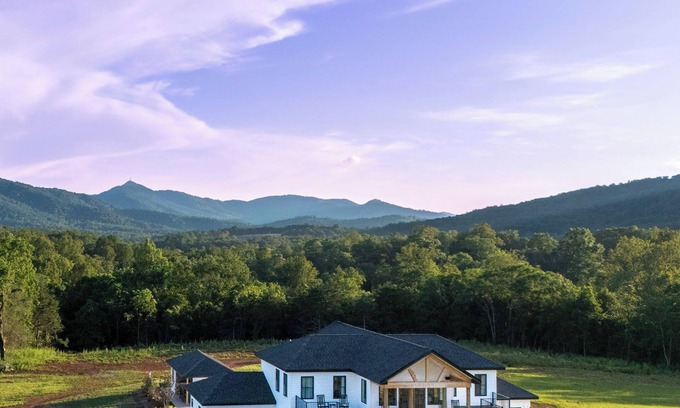 Shipman Cabin | New! Farmhouse | Firepit+Views 20ppl