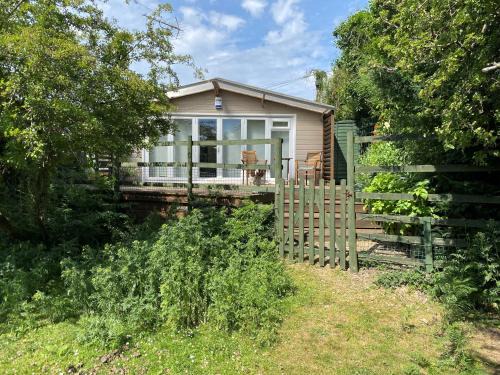 New Forest District Cabin | New Forest 2 bedroom Guest Suite & Hot Tub